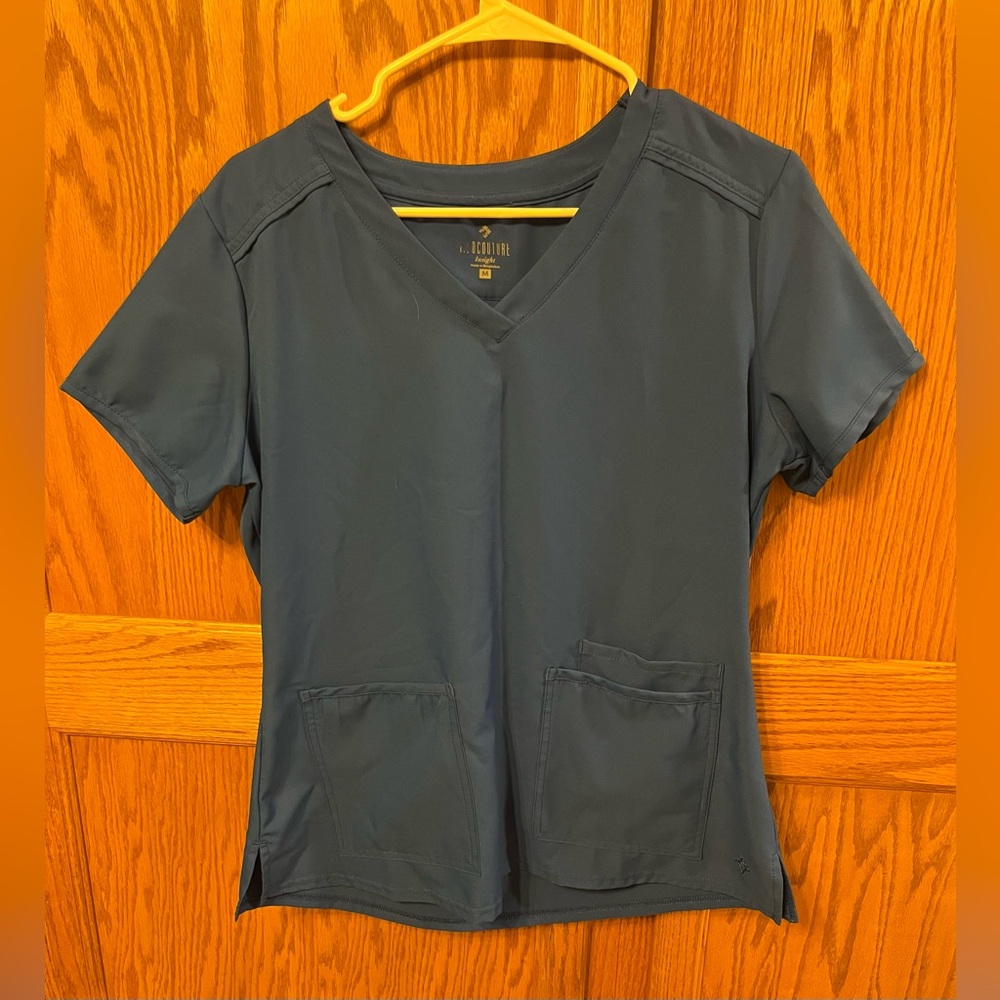 Med Couture 3 Pocket V-Neck Top Size Medium